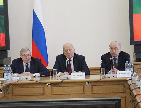 Слева направо: Виктор Толоконский; председатель Совета ректоров СФО, ректор Новосибирского государственного технического университета Николай Пустовой; президент Российского Союза ректоров, ректор Московского государственного университета имени М.В.Ломоносова Виктор Садовничий