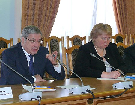 Полномочный представитель Президента Российской Федерации в Сибирском Федеральном округе Виктор Толоконский, заместитель председателя Новосибирской областной общественной организации Профсоюзов работников народного образования и науки РФ Сутягина Светлана
