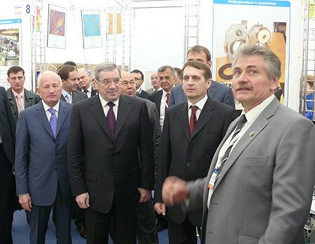 Полпред осмотрел выставку инновационных достижений
