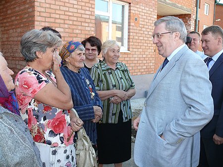Виктор Толоконский осмотрел дома ветеранов и побывал в гостях у Марии Куклиной, вдовы ветерана Великой Отечественной войны (на фото - слева в центре)