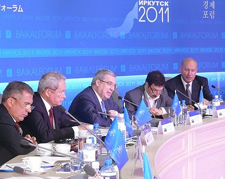Полномочный представитель Президента РФ в СФО Виктор Толоконский на пленарном заседании «О государственной политике и стратегии развития Дальнего Востока и Байкальского региона»