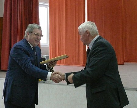 Виктор Толоконский вручил благодарственные письма Полномочного представителя Президента РФ в СФО