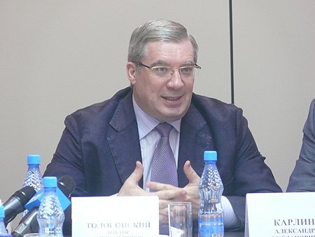 Полномочный представитель Президента РФ в СФО Виктор Толоконский считает, что важной стороной реализации программ модернизации здравоохранения является участие субъектов Федерации в обсуждении всех связанных с ними вопросов