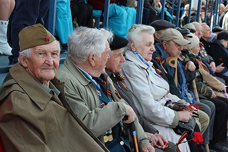 Виктор Толоконский поблагодарил ветеранов Великой Отечественной войны, пожелал им счастья и здоровья