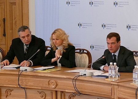 Слева направо - полномочный представитель Президента Российской Федерации в Сибирском федеральном округе Анатолий Квашнин, Министр здравоохранения и социального развития Российской Федерации Татьяна Голикова, Первый заместитель Председателя Правительства Российской Федерации, Председатель Президиума Совета при Президенте РФ по реализации приоритетных национальных проектов и демографической политике Дмитрий Медведев