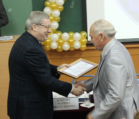 Полномочный представитель вручил преподавателям Сибирской академии финансов и банковского дела благодарственные письма