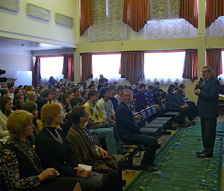 В ходе встречи с учащимися спецклассов и преподавателями Лицея № 130 им. Лаврентьева