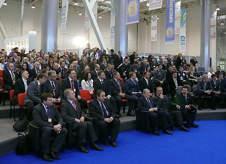 Участники пленарного заседания «Региональные кластеры – платформа устойчивого развития территории»