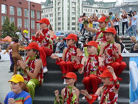 Главный городской праздник в Новосибирск - это выступления творческих коллективов, концерты, ярмарки и выставки