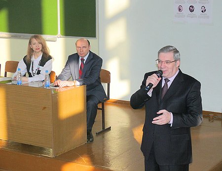 Виктор Толоконский встретился со студентами и преподавателями Новосибирского государственного университета экономики и управления