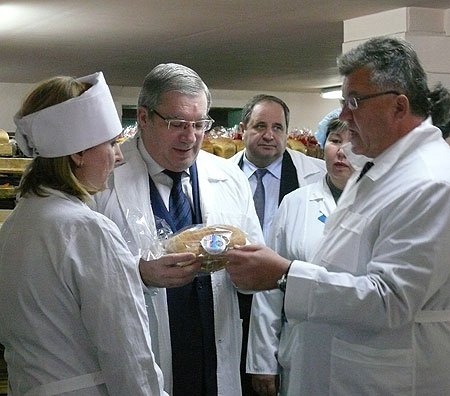 Подорвать базовую промышленность по производству хлеба сегодня недопустимо - полпред