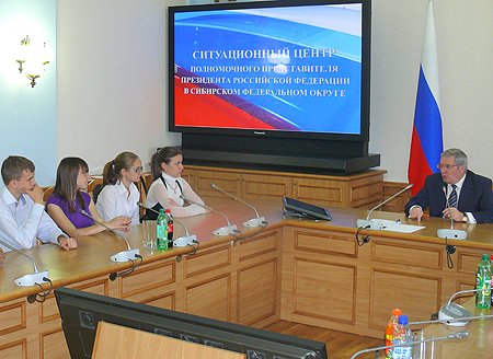 Полномочный представитель Президента РФ в СФО встретился с выпускниками школ Новосибирской области