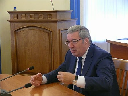 Виктор Толоконский уверен: развитая социальная сфера - основа повышения привлекательности сибирских регионов