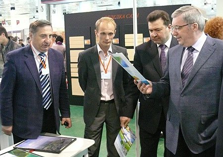Полномочный представитель Президента РФ в СФО Виктор Толоконский осмотрел выставку 'Коттедж. Малоэтажное домостроение-2011'