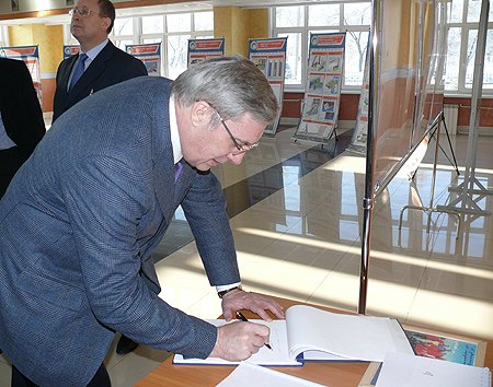 Виктор Толоконский оставил запись в книге почетных гостей технопарка ИрГТУ