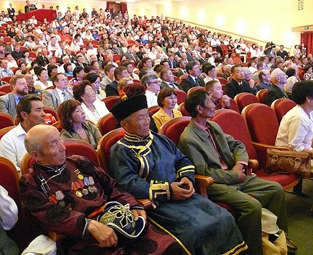 Участники торжественного собрания, посвященного 90-летию образования Тувинской Народной Республики и празднику животноводов Надым.