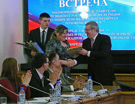 Виктор Толоконский наградил участников встречи благодарственными  письмами  полномочного представителя Президента РФ  в СФО