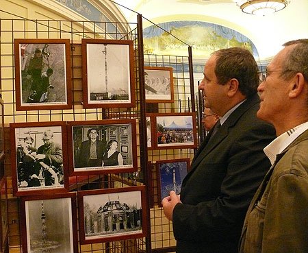 Перед началом форума Андрей Филичев осмотрел фотовыставку, посвященную 55-летию телевизионного вещания в Новосибирске