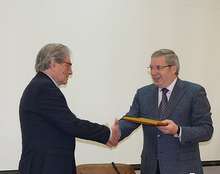 Виктор Толоконский вручил Константину Куртовичу благодарственное письмо полномочного представителя Президента РФ в СФО