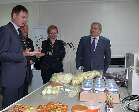 В КемТИПП полномочному представителю продемонстрировали разработки, которые ведутся малыми предприятиями при вузе