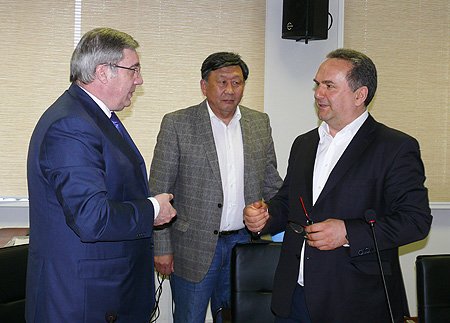 Руководители медицинских научно-исследовательских учреждений обратились к полпреду с просьбами о поддержке конкретных проектов (в центре - академик РАМН, директор томского НИИ онкологии СО РАМН Евгений Чойнзонов)