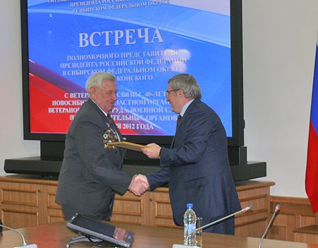 Виктор Толоконский вручил ветеранам благодарственные письма