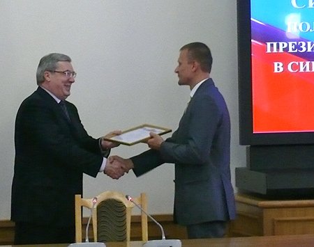 Виктор Толоконский вручил молодым ученым Новосибирской области свидетельства на получение гранта Президента РФ