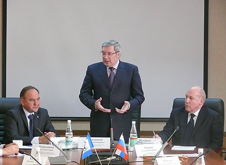 Председатель Президиума Иркутского научного центра СО РАН Игорь Бычков, полномочный представитель Президента РФ в СФО Виктор Толоконский, губернатор Иркутской области Дмитрий Мезенцев