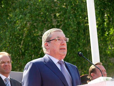 Новосибирское высшее военное командное училище заслужило авторитет учебного заведения, где готовят хорошо образованных офицеров с высокими моральными качествами – Виктор Толоконский