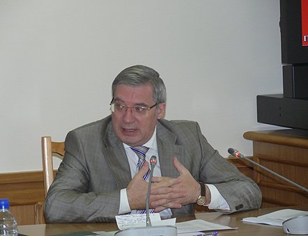 Виктор Толоконский считает, что необходимо усилить меры по укреплению кадрового потенциала, качественной подготовке государственных служащих