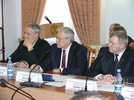 Слева направо - заместитель председателя исполкома МАСС Виктор Луков , председатель исполкома МАСС Владимир Иванков, заместитель председателя правительства Ханты-Мансийского автономного округа - Югра Валерий Бобылев.