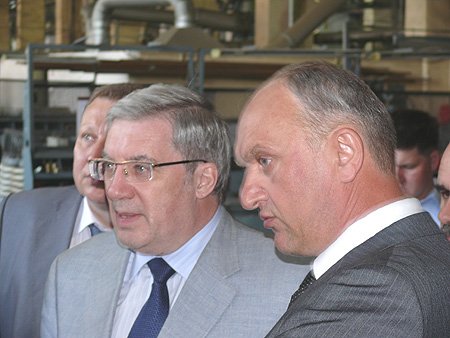 Полномочный представитель Президента Российской Федерации в Сибирском    федеральном округе Виктор Толоконский и директор «Улан-Удэнского    локомотивовагоноремонтного завода» Виктор Худорожко