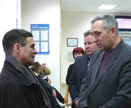 Анатолий Квашнин беседует с гражданами, пришедшими на прием в службу занятости