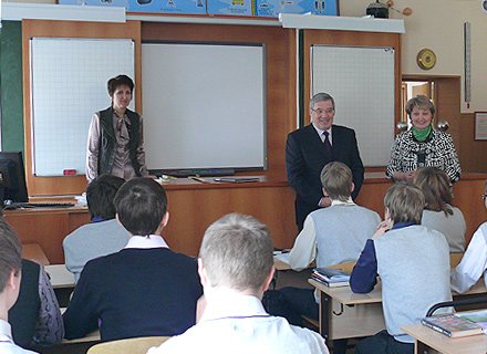 Полномочный представитель Президента РФ в СФО Виктор Толоконский пообщался с учащимися спецкласса Инженерного лицея НГТУ