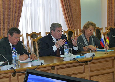 Участники с российской стороны. В центре - полномочный представитель Президента Российской Федерации в Сибирском федеральном округе Виктор Толоконский