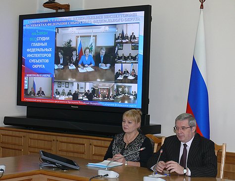 Виктор Толоконский и заместитель полномочного представителя Любовь Бурда в ходе совещания