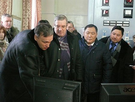 Полномочный представитель посетил ОАО «Кызылская ТЭЦ» (на фото слева - директор предприятия Андрей Троцан, справа - глава Республики Тыва Шолбан Кара-оол)