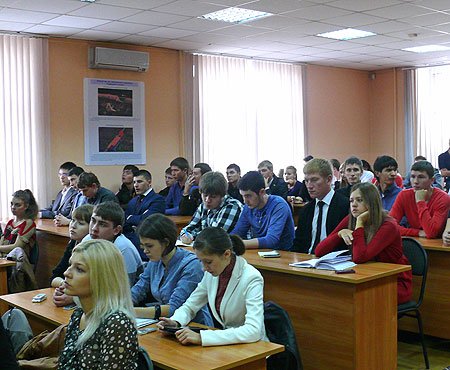 В ходе встречи студенты и преподаватели Сибирского государственного университета путей сообщения задали вопросы, касающиеся самых разных тем: от повышения стипендий аспиранстам до деятельности предприятий оборонно-промышленного комплекса