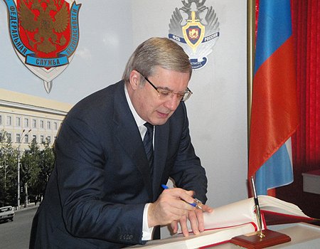 Полномочный представитель оставил запись в книге почетных гостей музея института