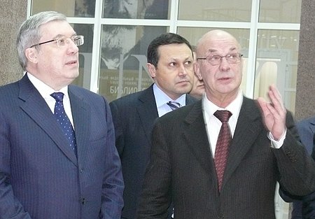Виктор Толоконский посетил Сибирский федеральный университет (в центре - председатель правительства Красноярского края Эдхам Акбулатов, справа - ректор СФУ Евгений Ваганов)