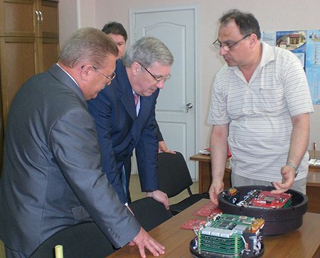 Виктору Толоконскому продемонстрировали образцы собственных разработок НИИЭП (на фото слева - генеральный директор «НИИ электронных приборов» Валерий Эдвабник)