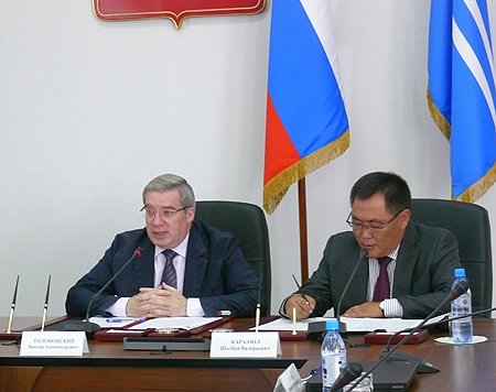 Полномочный представитель Президента Российской Федерации в Сибирском федеральном округе Виктор Толоконский, председатель правительства Республики Тыва Шолбан Кара-оол