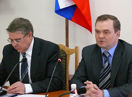 На фото: заместитель руководителя Федерального агентства лесного хозяйства Михаил Гиряев, заместитель полномочного представителя Президента Российской Федерации в Сибирском федеральном округе Сергей Черданцев
