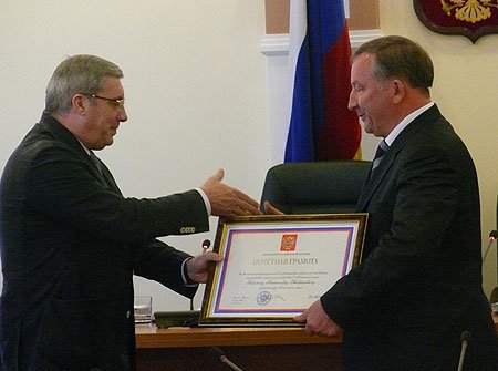 Виктор Толоконский вручил грамоту главе Алтайского края