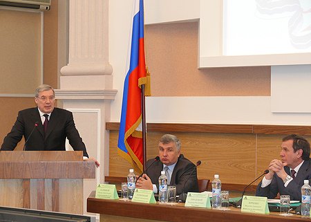 Полномочный представитель Президента Российской Федерации в Сибирском федеральном округе Виктор Толоконский, начальник департамента Экспертного управления Президента Российской Федерации Михаил Калмыков, мэр города Новосибирска Владимир Городецкий