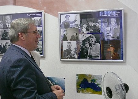 Виктор Толоконский осмотрел выставку 'Первые!'