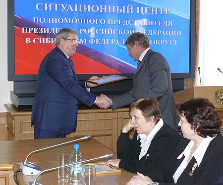 Виктор Толоконский вручил участникам встречи благодарственные письма «за вклад в сохранение боевых традиций и патриотическое воспитание молодежи»