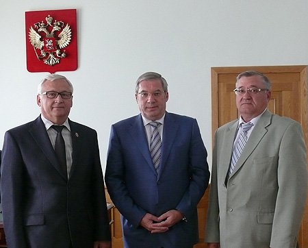 На фото слева направо: уполномоченный по правам человека в Кемеровской области Николай Волков, Виктор Толоконский и  уполномоченный по правам человека в Алтайском крае Юрий Вислогузов