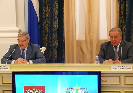 Полпред отметил, что в Омской области необходимо обеспечить условия для дальнейшего экономического развития (справа - глава региона Леонид Полежаев)