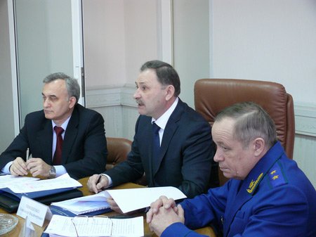 На фото слева направо: заместитель руководителя Росфинмониторинга Александр Клименченок; руководитель Межрегионального управления Росфинмониторинга по СФО Александр Тимошенко; начальник Управления Генеральной прокуратуры России в СФО Владимир Токарев.